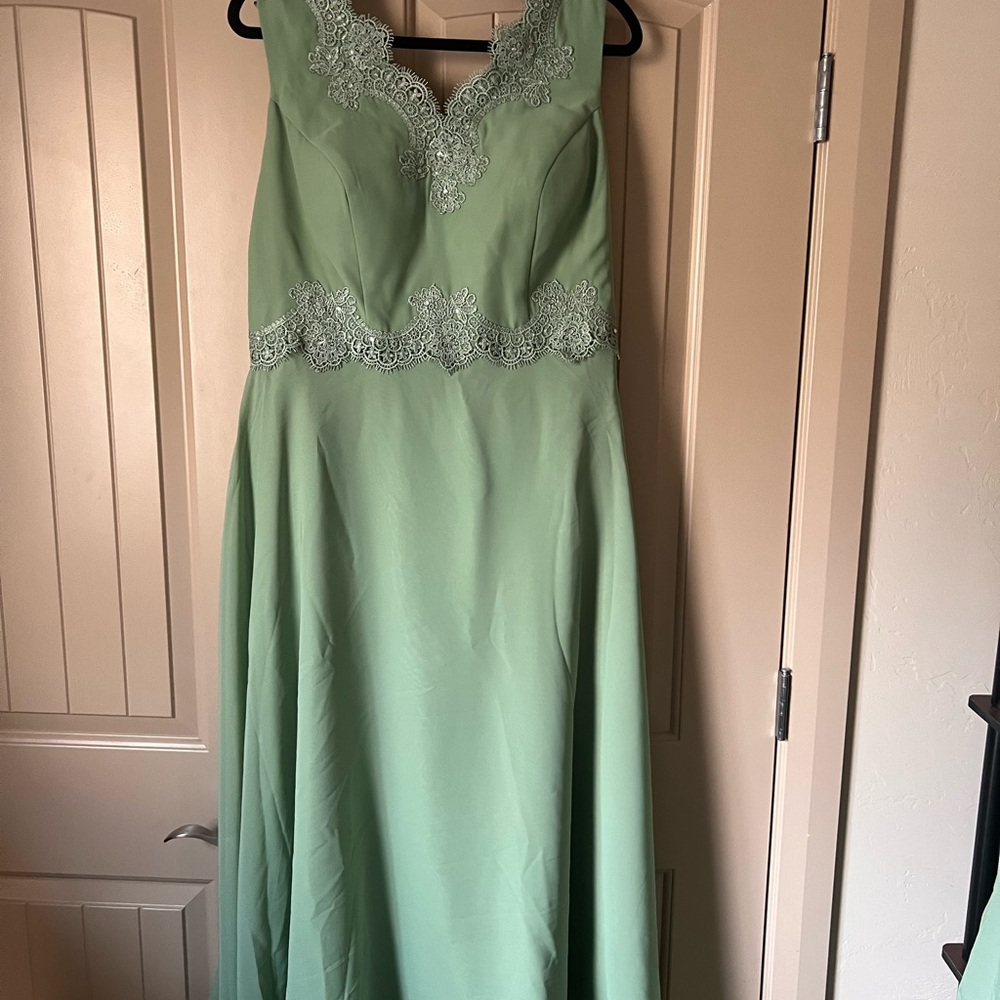 Elegant Green Lace-Trimmed Dress - Picture 3 of 8